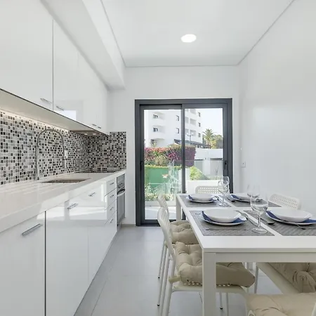Correeira Luxury Residence T2 I - Albufeira, Pools, Wifi, Bbq, Beach شقة